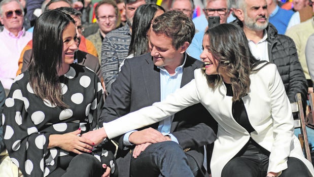 Rivera cierra filas con Villacís y la sienta a su derecha en el día de la consagración de Arrimadas