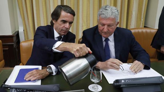El expresidente del Gobierno José María Aznar junto al presidente de la Comisión de Investigación presunta financiación ilegal del Partido Popular