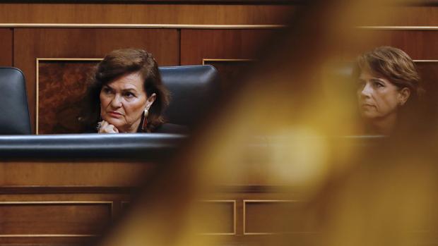 La vicepresidenta Carmen Calvo y la ministra Dolores Delgado, durante la comparecencia de Pedro Sánchez