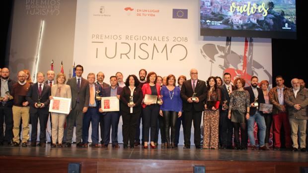 Fotografía de familia de los premiados en Alcázar de San Juan