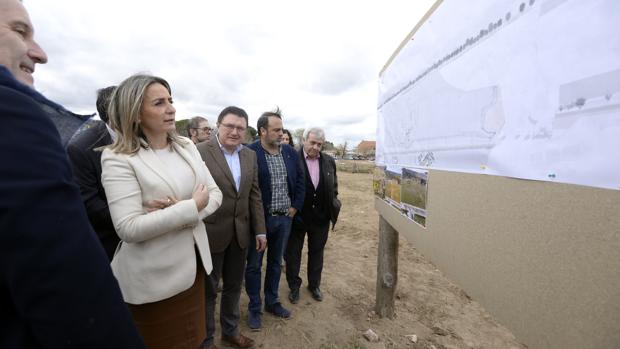 La alcaldesa, con algunos de sus cconcejales, durante la visita a las obras