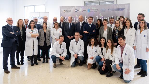 Representantes de la Xunta, del Sergas y de Roche junto a los profesionales de la unidad mixta