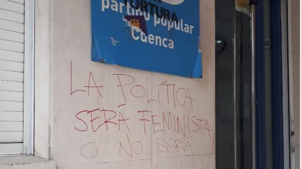 El PP está valorando si presenta una denuncia por las pintadas aparecidas en su sede