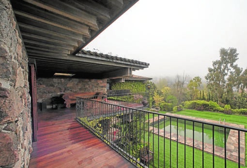 La casa de Lucio Muños está situada en Torrelodones y fue construida en 1962 por el arquitecto madrileño Fernando Higueras Díaz, por encargo de sus primeros propietarios, los pintores Lucio Muñoz y su mujer Amalia Avia