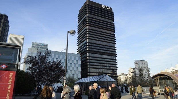 La Torre del BBVA Se levanta en el 81 del paseo de la Castellana, bajo diseño de Francisco Javier Sáenz de Oiza. Inaugurada en 1981, es de momento el más «joven» de todos los BIC declarados por los responsables de Cultura