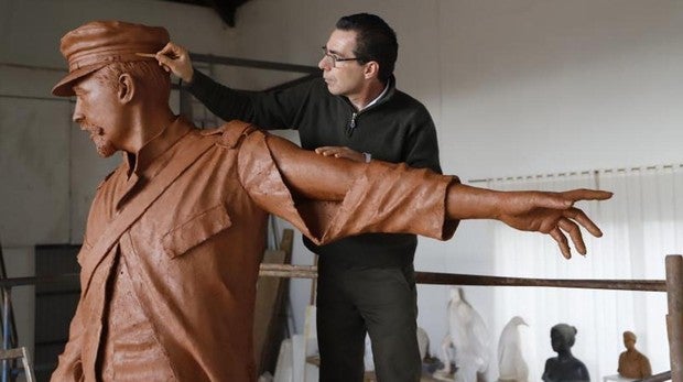 Salvador Amaya perfila la estatua de los últimos de Filipinas