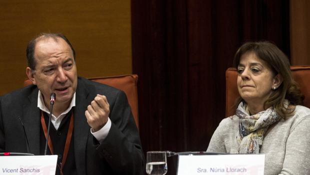 El director de TV3, Vicent Sanchís, y la máxima responsable de la CCMA, Núria Llorach, en 2017 en el Parlamen