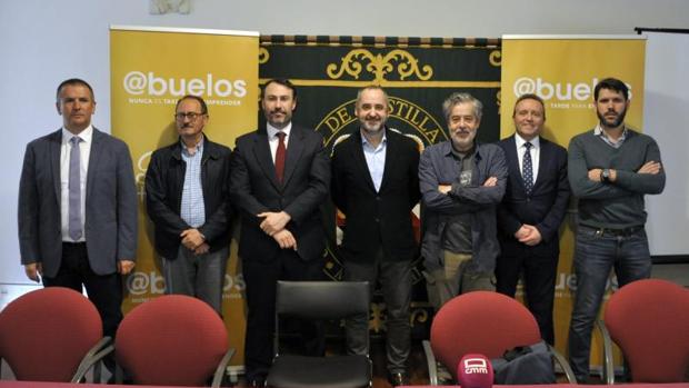 Fernando Lallana, en el centro: a su derecha, el actor Carlos Iglesias, protagonista de la película