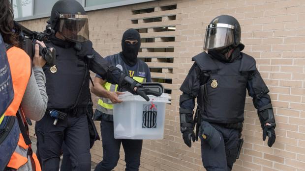 La Policía Nacional requisa urnas durante el referéndum ilegal del 1-O en un colegio catalán