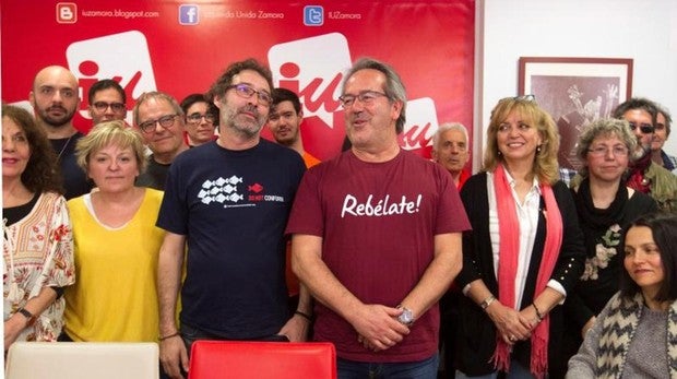 Francisco Guarido (c) elegido candidato de IU tras una asamblea