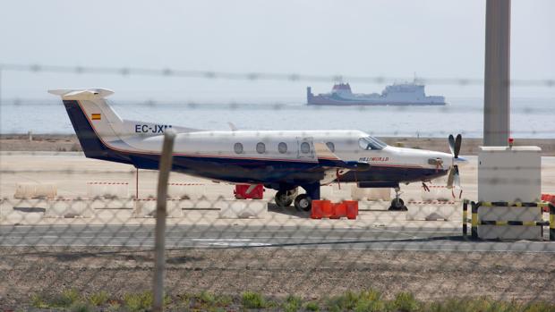 Avioneta inmovilizada en el aeropuerto de Fuerteventura después de la Guardia Civil y la Policía hayan descubierto en su interior un alijo de 388 kilos de cocaína