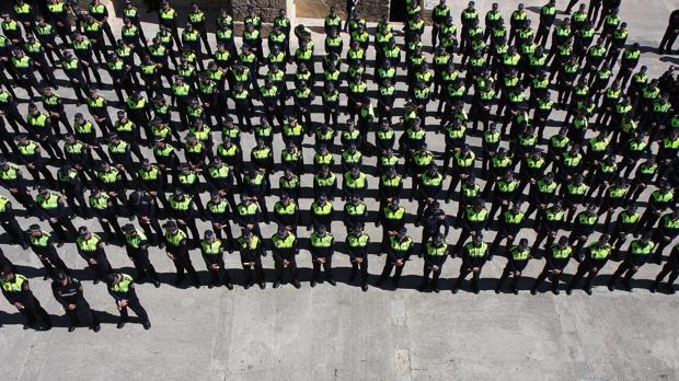 Imagen de archivo de un acto de la Policía Local en la provincia de Alicante