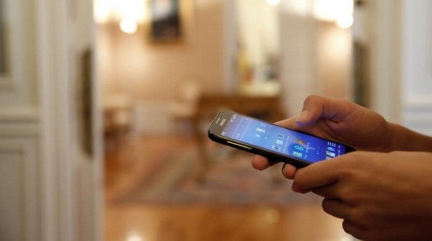 Un usuario se instala una nueva «app» en el móvil