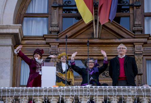 Imagen de Ribó con las «magas republicanas» en el Ayuntamiento de Valencia