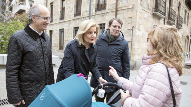 La exministra de Empleo, Fátima Báñez, visita Salamanca acompañada por el presidente del Partido Popular de Castilla y León, Alfonso Fernández Mañueco y por el presidente provincial del PP, Javier Iglesias