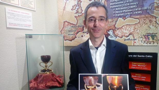 El investigador de la Universidad Politécnica de Valencia Manuel Zarco, con documentos sobre el Santo Cááiz