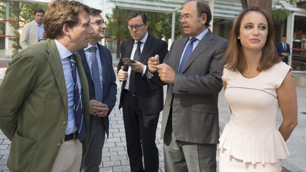 Levy, con Martínez-Almeida (izquieda) y García Escudero (derecha)