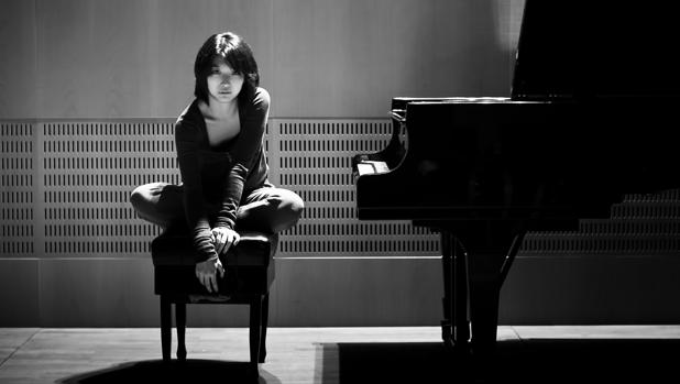 Claire Huangci junto a su piano, sobre el escenario
