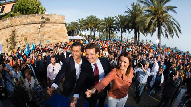 Pablo Casado, entre Biel Company y Marga Prohens, en Palma de Mallorca