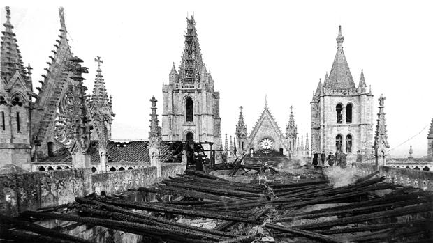 Incendio de la catedral de León en 1966. Fotografía de César Andrés Delgado cedida por el Archivo del Cabildo Catedralicio