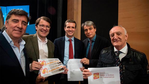Pablo Casado, junto a Policarpo Sánchez, en presencia de Alfonso Fernández Mañueco, José Antonio Bermúdez de Castro, Policarpo Sánchez y José Luis Ingelmo