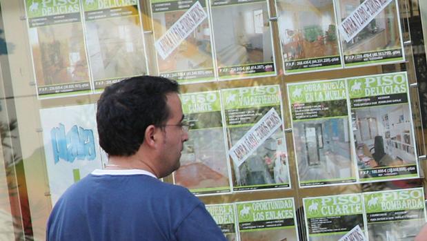 Carteles de pisos en venta en una agencia inmobiliaria