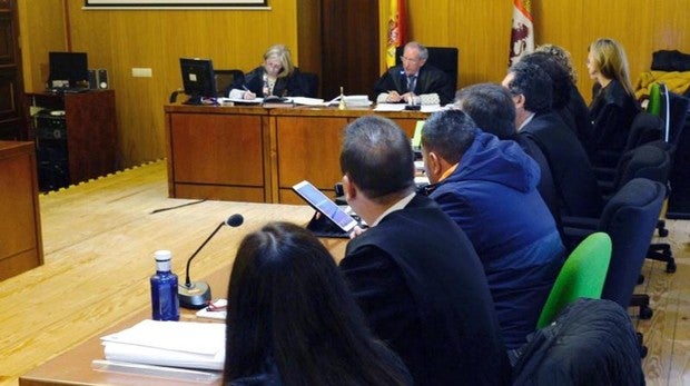 Los dos acusados con los abogados, en el banquillo