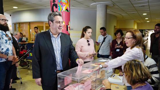 José María Llanos, candidato de Vox, deposita su voto en Valencia