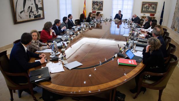 Pedro Sánchez preside la reunión de un Consejo de Ministros el pasado febrero