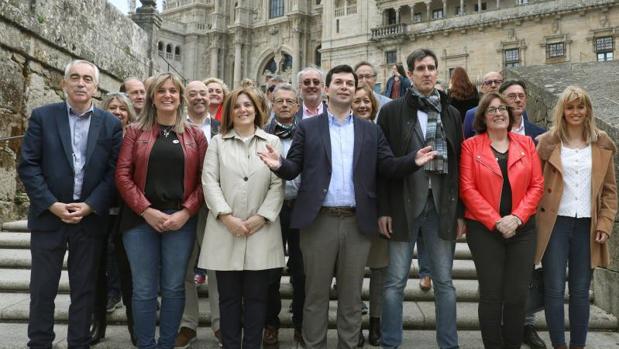 Gonzalo Caballero y los diputados del PSdeG para el Congreso y Senado posan en la Praza do Obradoiro.