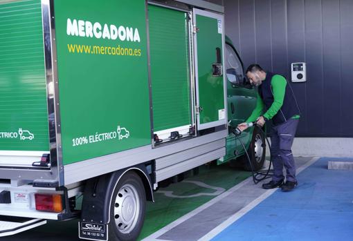 Imagen de un repartidor del nuevo modelo de venta por internet de Mercadona
