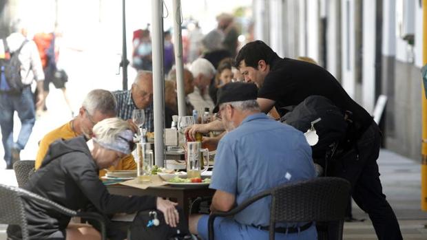 El sector servicios, gracias a la Semana Santa, registra el mejor comportamiento