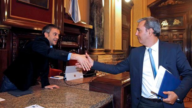 El alcalde de La Coruña, Xulio Ferreiro, saluda al socialista José Manuel García Pérez en una imagen de archivo