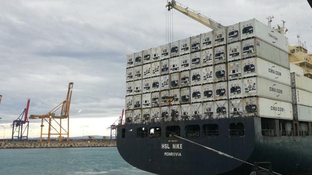 Imagen de una maniobra de atraque en una de las terminales del puerto de Valencia
