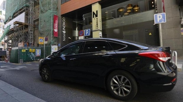 Un vehículo VTC pasando junto al hotel Indigo de Madrid