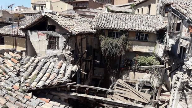 Imagen del estado en el que ha quedado el inmueble del callejón de Niños Hermosos tras derrumbarse