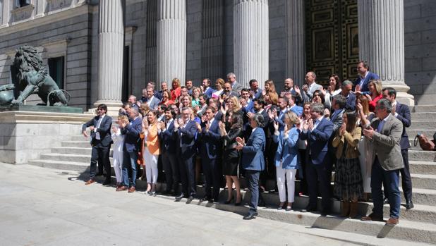 Foto de familia en la escalinata del Congreso de los 57 diputados de Ciudadanos en la XIII Legislatura