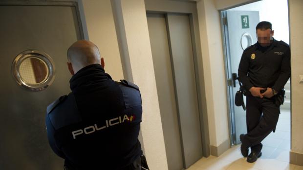 En la imagen de archivo, dos policías nacionales en un caso de violencia de género en Madrid