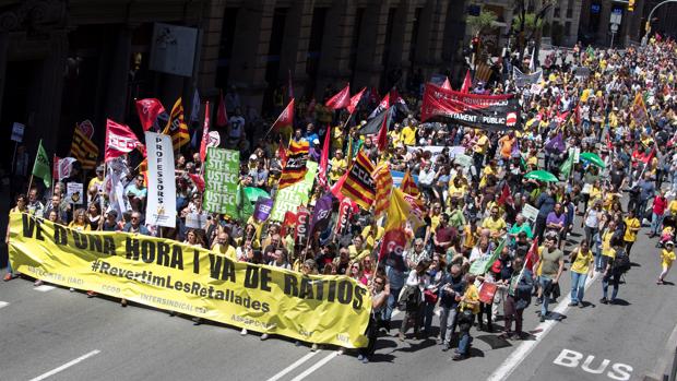 Centenares de profesores de enseñanza pública no universitaria recorren las calles del centro de Barcelona