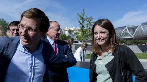 Andrea Levy junto con el candidato popular a la alcaldía madrileña, José Luis Martínez Almeida