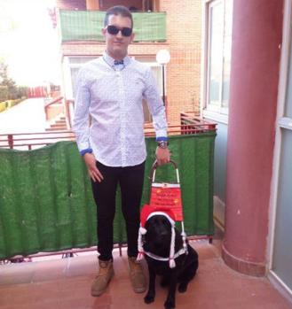 Isidro Sánchez con Cera, su perra guia