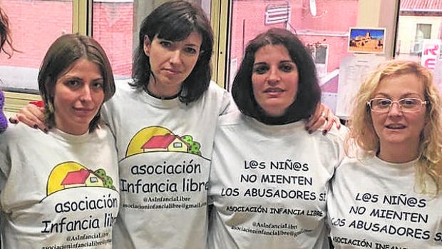 Ana María Bayo (primera por la izquierda), Patricia González (segunda) y María Sevilla (primera por la derecha), las tres madres acusadas de Infancia Libre
