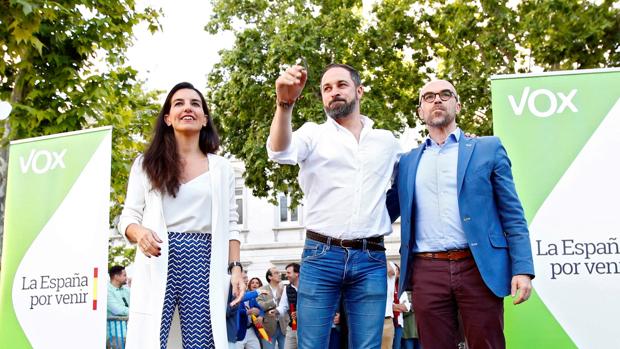 Rocío Monasterio, Santiago Abascal y Jorge Buxadé, ayer en el acto de cierre de campaña de Vox