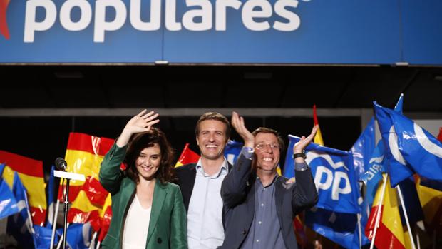 Pablo Casado junto a Díaz Ayuso y Almeida, durante la celebración