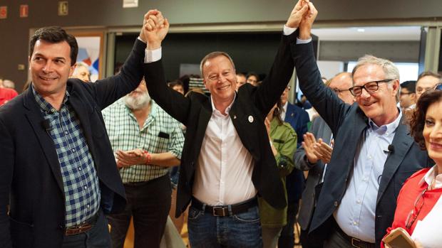 Rafael Rodríguez Villarino, en un acto de campaña, junto a Gonzalo Caballero y el ministro en funciones José Guirao