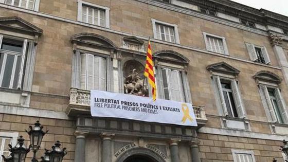 Torra ha vuelto a colgar el lazo amarillo junto a la pancarta de apoyo a los políticos presos