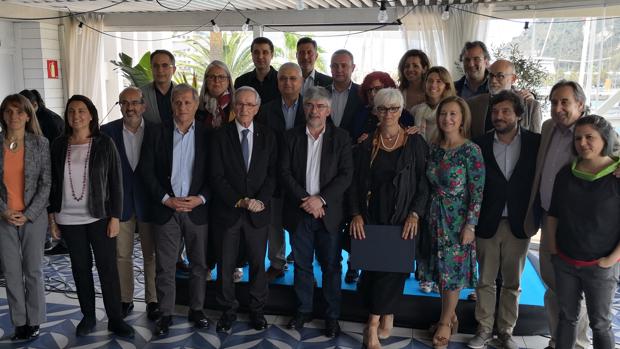 Foto de familia de los concejales que dejan el Ayuntamiento este mandato junto a los responsables de restauración y comerciales de la ciudad