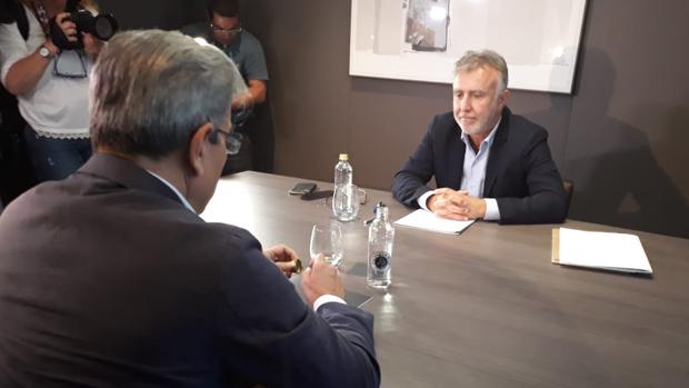 Ángel Víctor Torres y Román Rodríguez, de espaldas, en el primero encuentro formal tras el 26-M