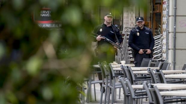 Dos agentes de la Policía Nacional patrullando por Valencia