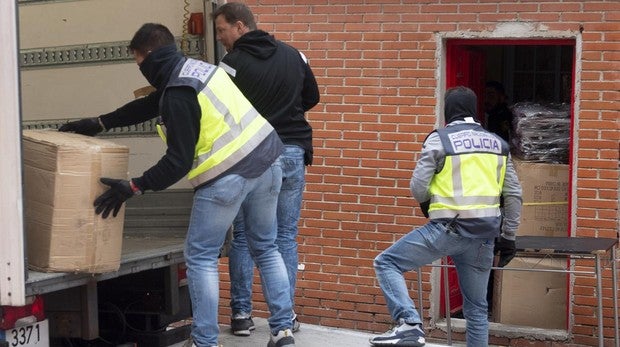Agentes de la Policía Nacional descargan un camión intervenido